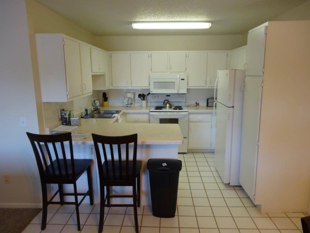 kitchen-stools-by-counter-entering-u-shaped-kitchen