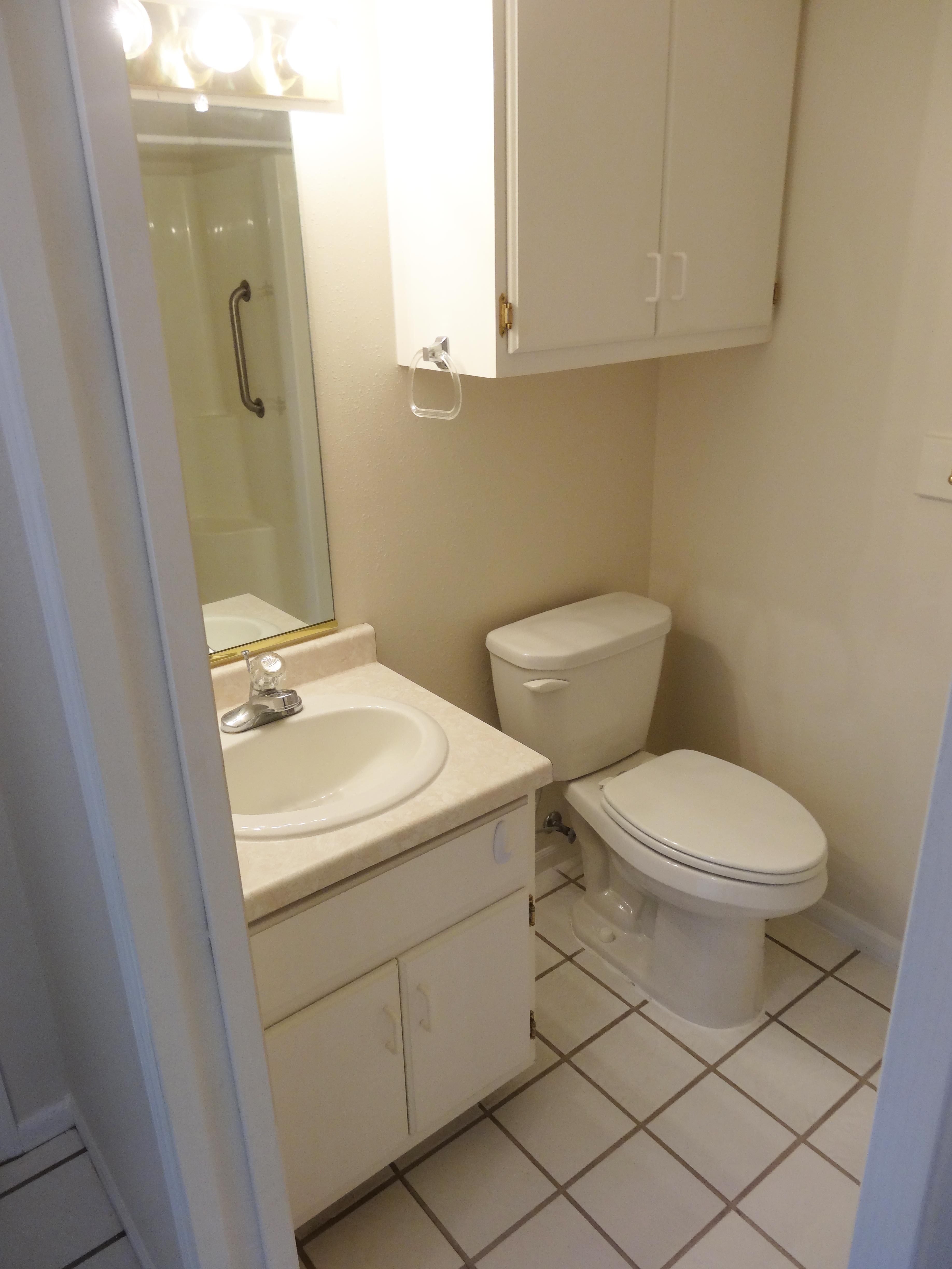 sink-tiolet-mirror-with-white-tile