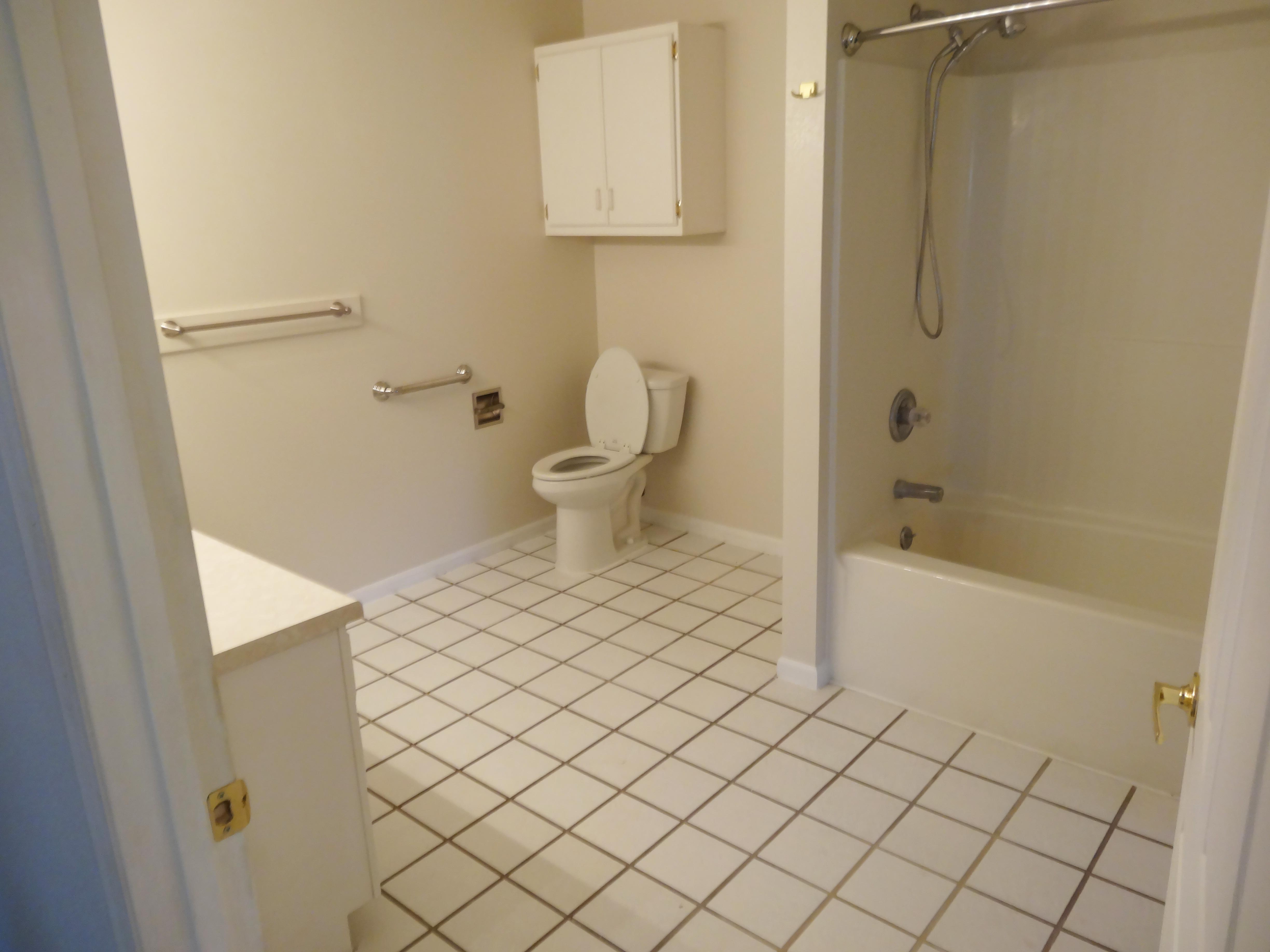 tiled-master-bathroom-white-interior