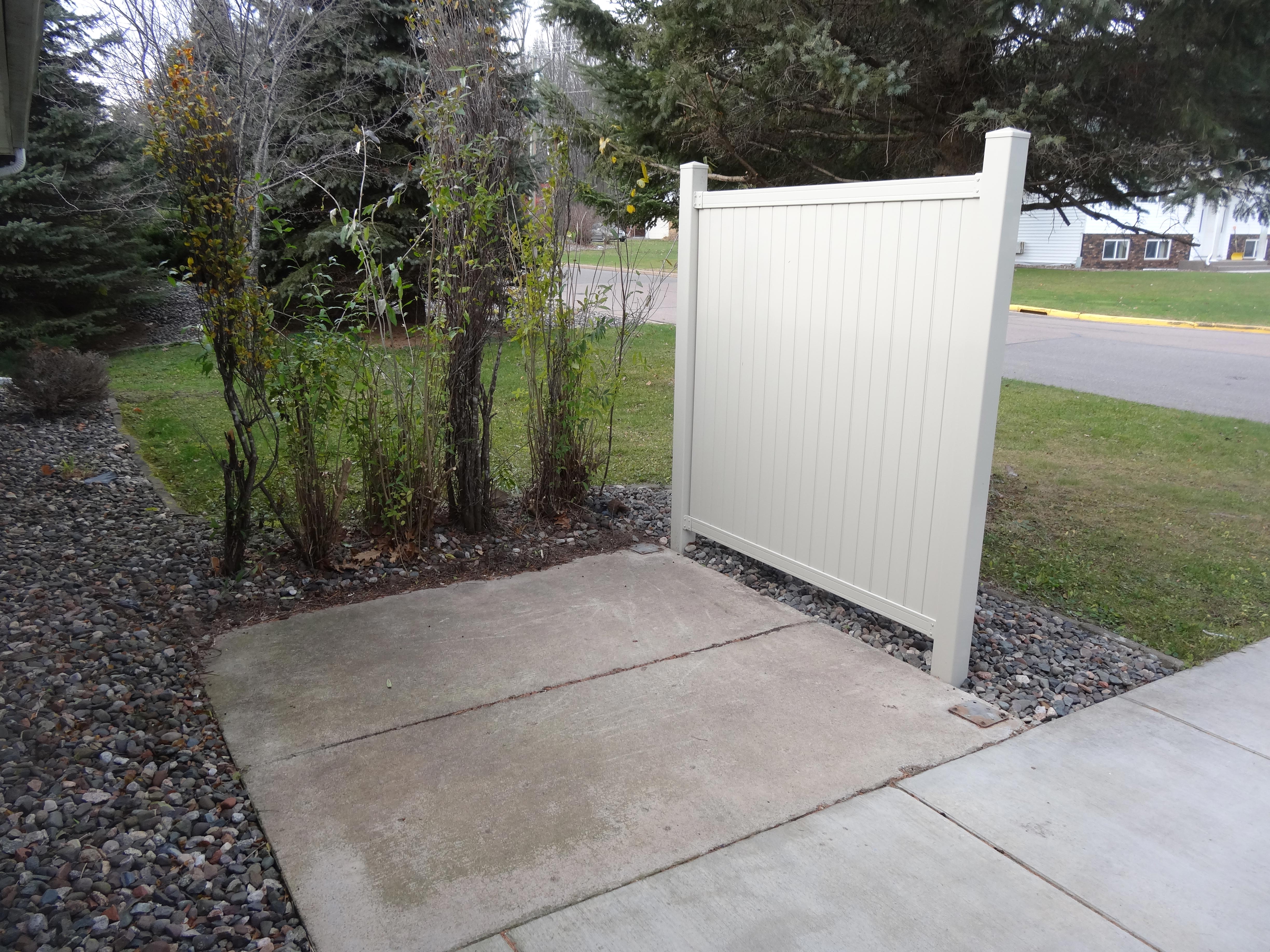 concrete-patio-and-privacy-screen